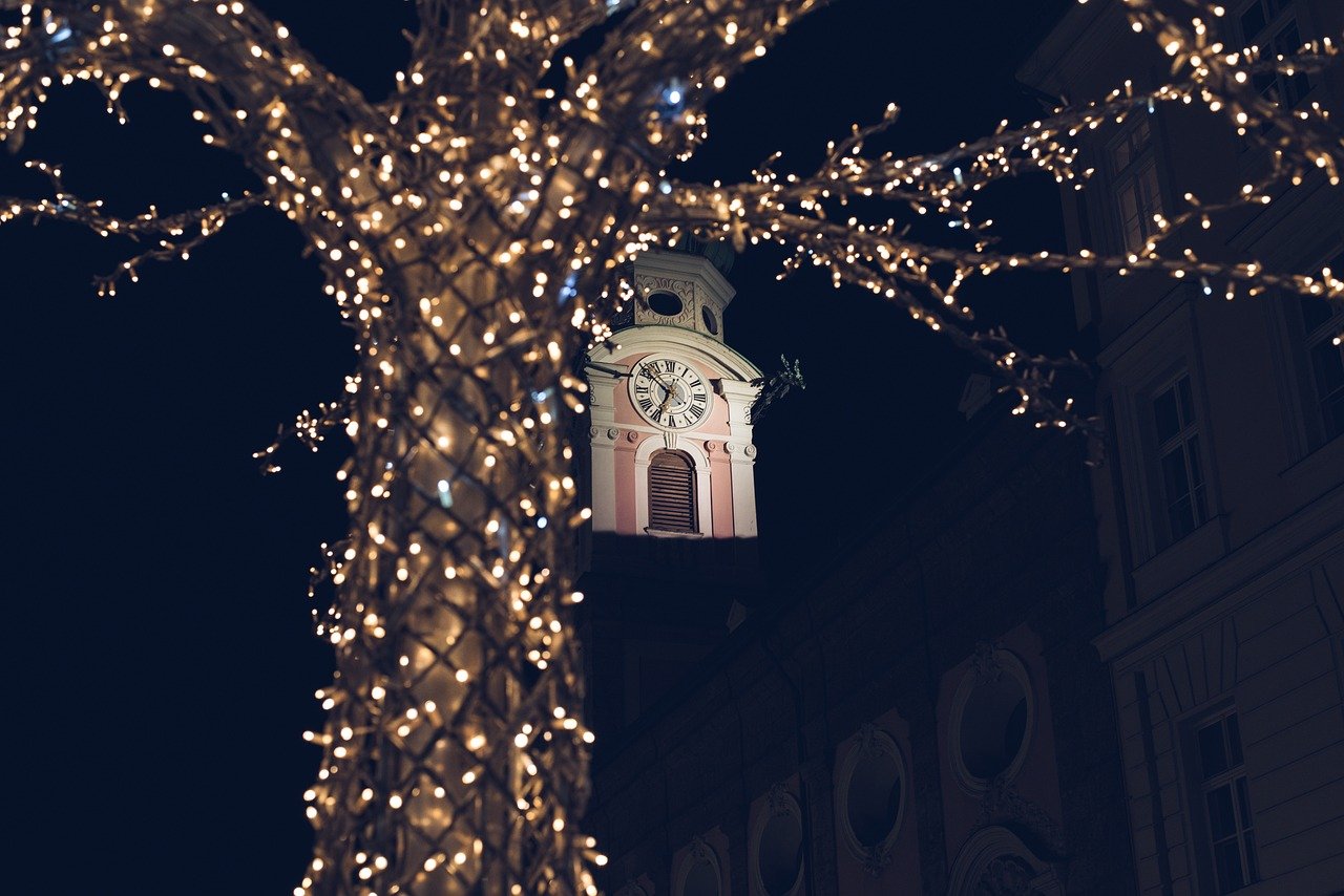 Adventsbeleuchtung mit Zeitschaltuhr steuern — Hero-Aufnahme